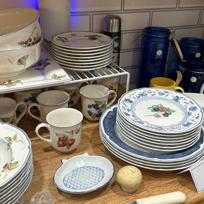 Sale Photo Thumbnail #356: Villeroy & Boch "Cottage" pattern set of china. 