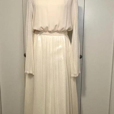 Gorgeous Well Kept Vintage Wedding Dress