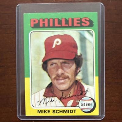 1975 Topps Baseball Card. Mike Schmidt - Philadelphia Phillies. Card #70