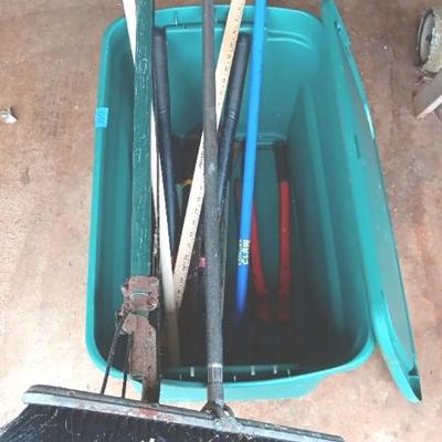 KVS041 Misc Garden Tools & Vinyl Container With Cover