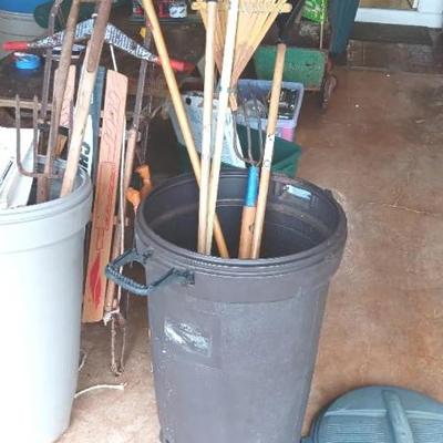 KVS034 Garden Tools & Vinyl Garbage Can