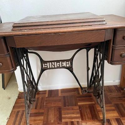 KVS029 - Vintage/Antique Singer Sewing Machine 