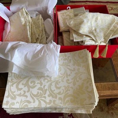 KVS002 - Martha Stewart “Golden Luster” Tablecloth & Placemats