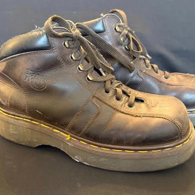 Vintage Dr. Martens brown leather ankle boots with a padded collar and lace hooks - Size 8