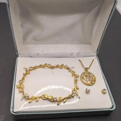 Jewelry Set necklaces , Bracelets & Earrings (new)