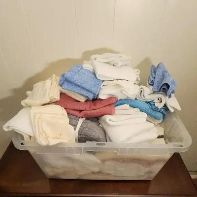 Lot of Bath Towels, Washcloths & Hand Towels 