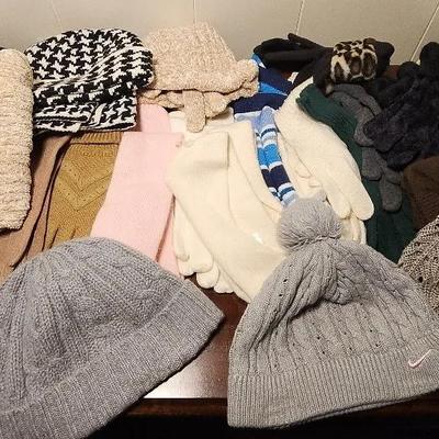 Knit Winter Wear Gloves, Hats & Scarves 