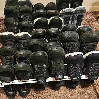 Mens And Women's  Sketchers Size 9 