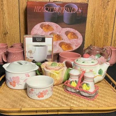 Comfy Vintage & Cottage-Style Kitchen Décor Lot – Tea Set, Bakeware, Mugs & Serving Tray