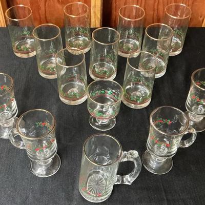 Vintage Christmas-Themed Glassware Lot – Holly Design Tumblers & Mugs