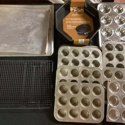 Large Lot of Baking Pans & Cooling Racks – Muffin Tins, Sheet Pan & Springform