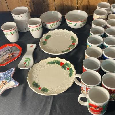 Royal Norfolk Set With Christmas Mugs 
