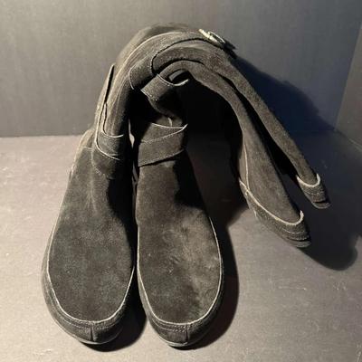 Women’s Boots Lot Two Pairs– Crocs & Me Too – Size 9