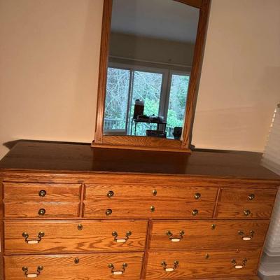 Solid Oak Dresser with Matching Mirror – Traditional Style