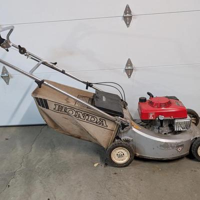 Honda HR214 Self-Propelled Gas Lawn Mower with Grass Bag