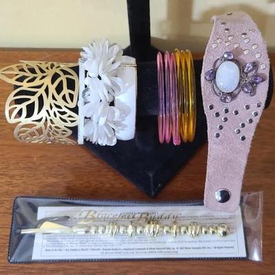 Bracelet Buddy & Bracelets
