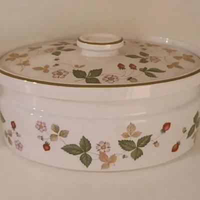 Wedgwood Wild Strawberry Covered Casserole/Baking Dish