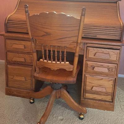 Beautiful Oak Roll Top Desk W/Chair