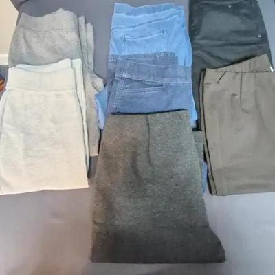 7 Pairs of Women's Pants, Sizes: Small & Medium 