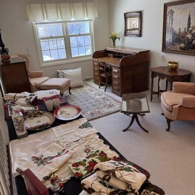 Sale Photo Thumbnail #200: Upstairs- New Lenox holiday towels