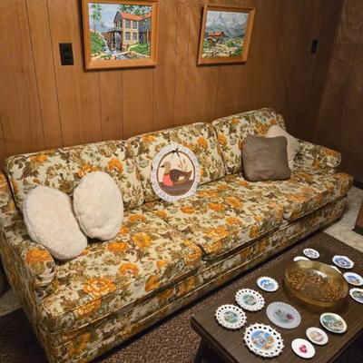 Sale Photo Thumbnail #147: This couch is in AMAZING condition.