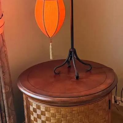 Round drum table with accent lamp