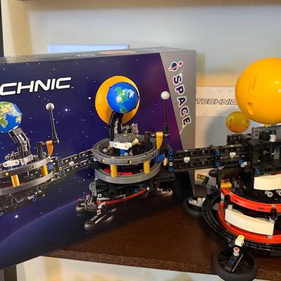 Lego technic 42179 planet earth & moon in motion, manual, & box