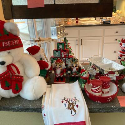Christmas Décor Lot – Santa Figures, Carousel, Towels & Holiday Accents