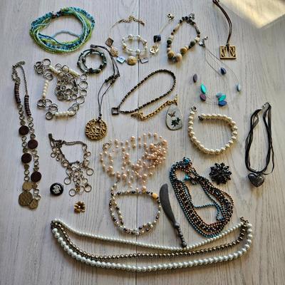 Sale Photo Thumbnail #13: Costume Jewelry