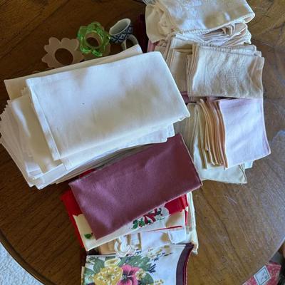 Large Assortment of Vintage & Linen Table Linens, Napkins & Decorative Accessories