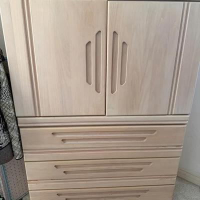 Light Wood Bedroom Furniture – Dresser & Two Nightstands (3 Pieces)