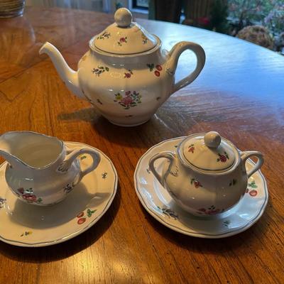 Emily by Spode Floral Tea Set – Teapot, Creamer, Sugar w/Lid & Saucers (Laura Ashley Exclusive)