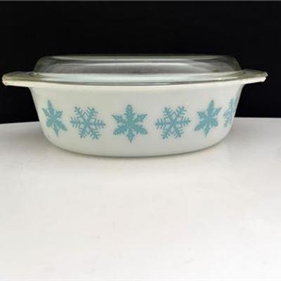 Discontinued Pyrex Snowflake Casserole.jpg