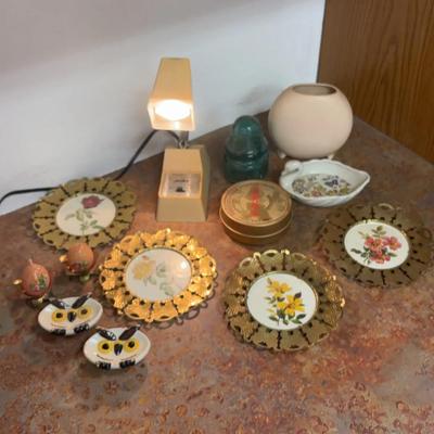 Vintage Decor Lot: Quartet Of Brass Butterfly Frames, Avon Perpetual Calendar, Jet Set Desk Lamp…