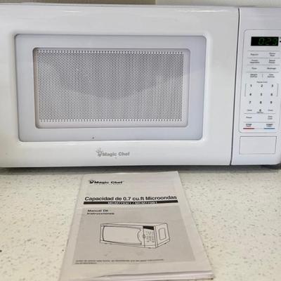 Magic Chef .7 Cubic Foot Microwave Oven MCM 770W1
