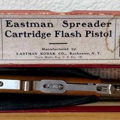Vintage Eastman Kodak Spreader Cartridge Flash Pistol Model KP261A With Box And Instructions