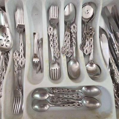 106 Piece Oneida Community CHANDELIER Stainless Glossy Flatware 