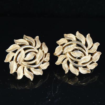 Vintage Signed Trifari 1-Inch Gold Tone Wreath Clip-On Earrings