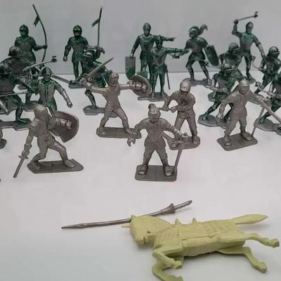 Vintage Marx Medieval Knights - Silver Plastic Figures - 21 Figurines Total