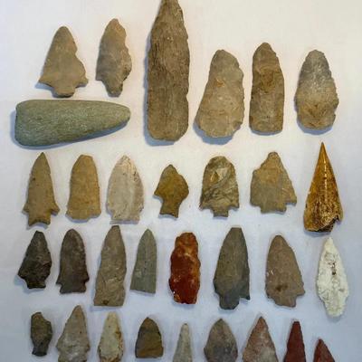 Stone Arrowheads & Lithic Tools – Mixed Types, Sizes & Materials – 30+ pcs