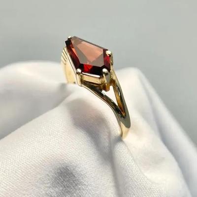 14K Yellow Gold Garnet Ring Size 6 (2.1g)