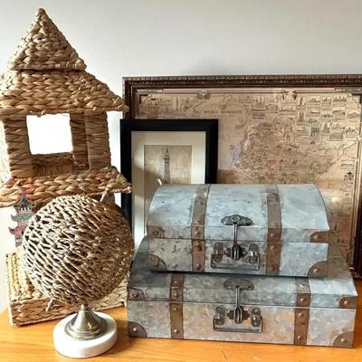 Decorative boxes and world wonders map