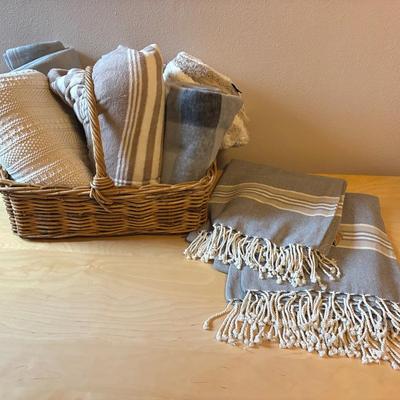 Cotton and polyester throw blankets