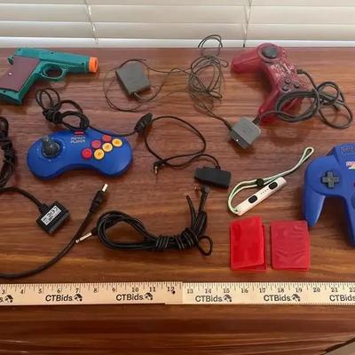 Nintendo - Misc Controllers And Cords, Untested