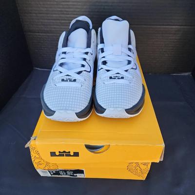 Nike LeBron Witness VII Basketball Shoes, Size 4.5 Mens/Size 6 Womens