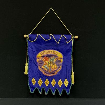 2000 Hallmark Harry Potter Hogwarts Crest Banner 