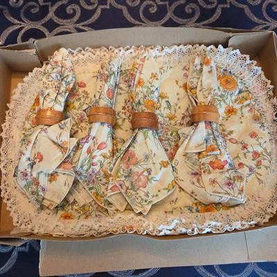 Vintage Floral Table Linen Set Napkins Lace Placemat Wooden Napkin Rings
