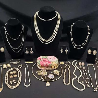 Pearl And Floral Themed Jewelry 