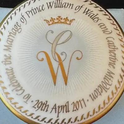 Lot 629:  Royal Collection Fine Bone China Trinket Box – Prince William & Catherine Middleton Weddin