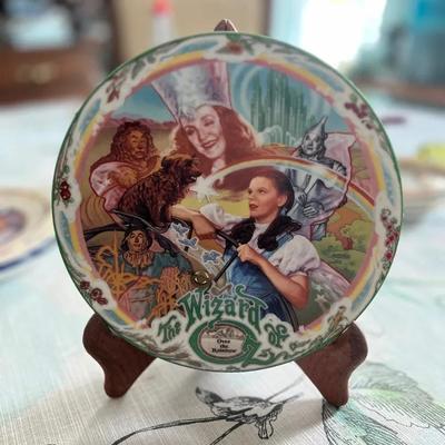 311D: Knowles “Over the Rainbow” Wizard of Oz Musical Collector Plate w/ Stand  This decorative coll